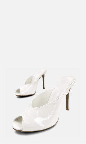 Zapatilla destalonada MIREYA BLANCO de charol blanco con diseño peep toe y acabado brillante, vista tres cuartos