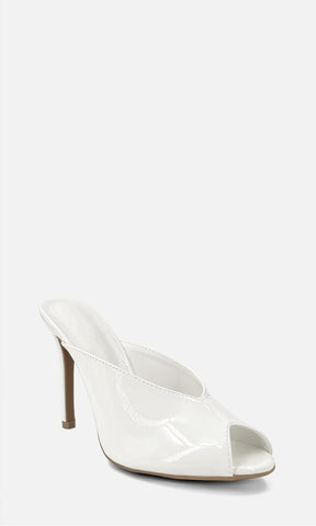 Zapatilla tipo mule MIREYA BLANCO en charol blanco con punta abierta y tacón de 10.5 cm, vista lateral