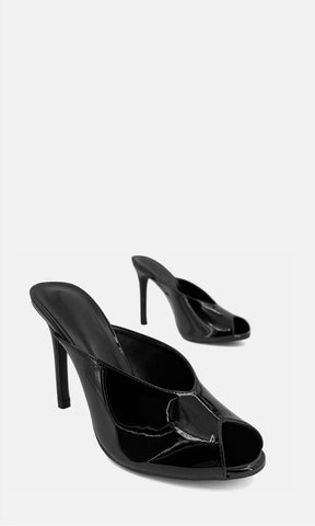Zapatilla destalonada MIREYA NEGRO de acabado brillante y diseño peep toe, vista tres cuartos