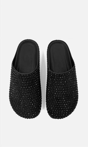 Mule TIRAMISU NEGRO de gamuza para mujer con diseño cerrado y pedrería negra al tono, vista superior