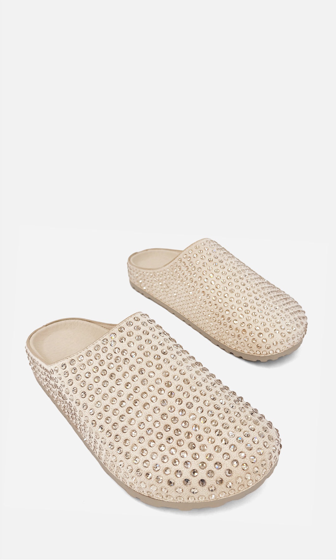 Mule TIRAMISU NUDE de gamuza con pedrería brillante, diseño cerrado al frente y suela de 3 cm, vista tres cuartos