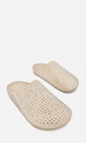 Mule TIRAMISU NUDE de gamuza con pedrería brillante, diseño cerrado al frente y suela de 3 cm, vista tres cuartos