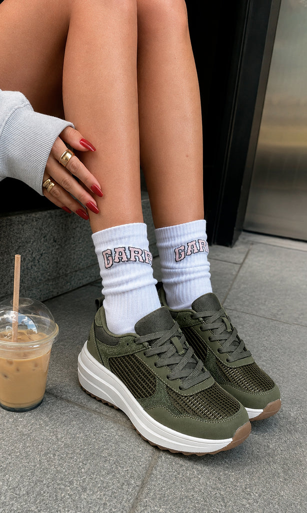 Tenis Naomi verde olivo para mujer con textura de malla, suela blanca en look urbano