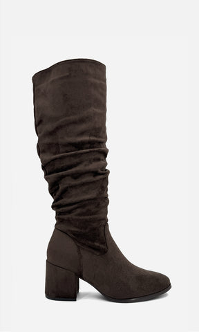Bota larga NURI CAFÉ de gamuza vista de perfil, con punta afilada y tacón bajo de 6.5 cm