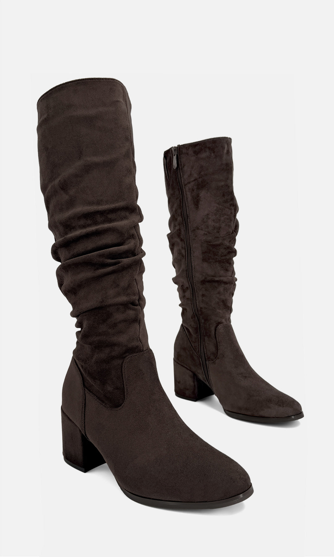 Botas largas NURI CAFÉ de gamuza color café con diseño pointy y tacón bajo de 6.5 cm, mostradas en vista tres cuartos
