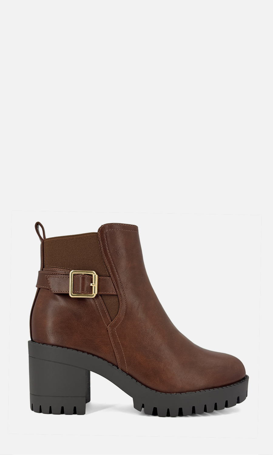 Botines Paula café con hebilla lateral dorada, tacón bloque y suela track negra de gran volumen, combinados con jeans de corte amplio y suéter café