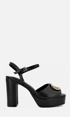 Plataforma VENICE NEGRO de vinipiel con joyería 3D dorada, plataforma de 3 cm y tacón de 10 cm, vista lateral