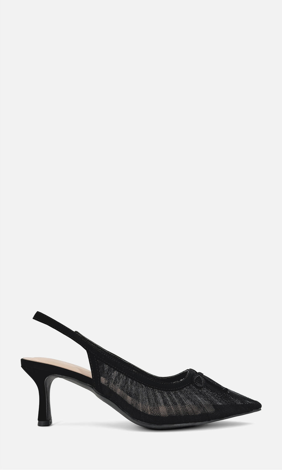 Zapatillas slingback negras de malla transparente con punta fina, moño frontal y tacón kitten, combinadas con vestido negro