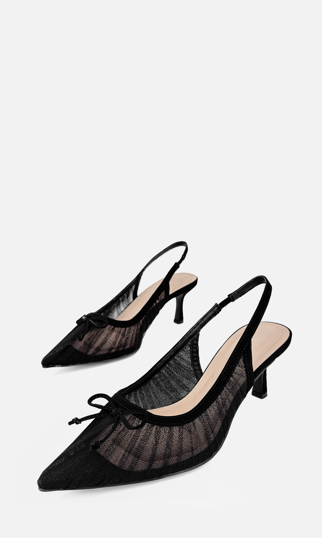 Par de zapatillas slingback PREMIERE NEGRO de nubock y mesh en vista 3/4, con punta afinada, moño frontal, correa posterior y tacón fino de 6.5 cm