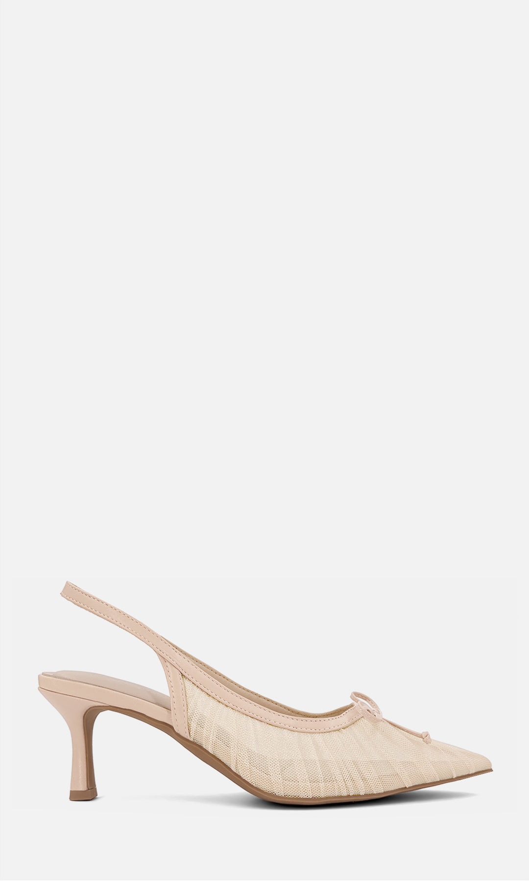Zapatilla slingback PREMIERE NUDE de vinipiel y mesh en perfil lateral, con punta afinada, moño frontal, correa posterior y tacón fino de 6.5 cm