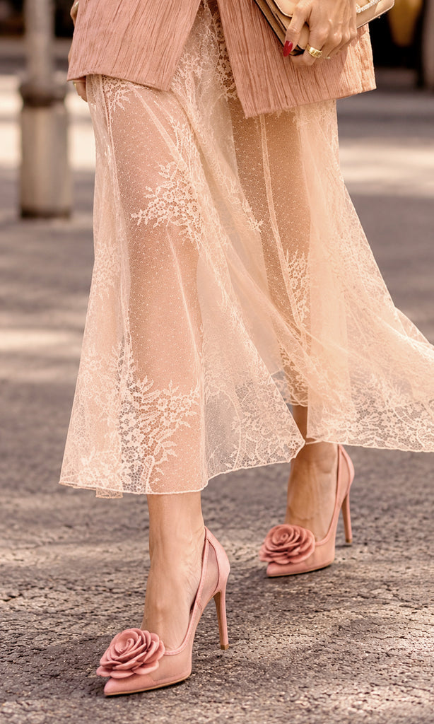 Pump Rosabelle en rosa empolvado, con cuerpo de malla transparente, punta fina, tacón stiletto delgado y gran flor tridimensional a tono sobre la parte delantera del zapato