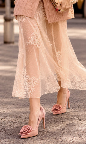 Pump Rosabelle en rosa empolvado, con cuerpo de malla transparente, punta fina, tacón stiletto delgado y gran flor tridimensional a tono sobre la parte delantera del zapato