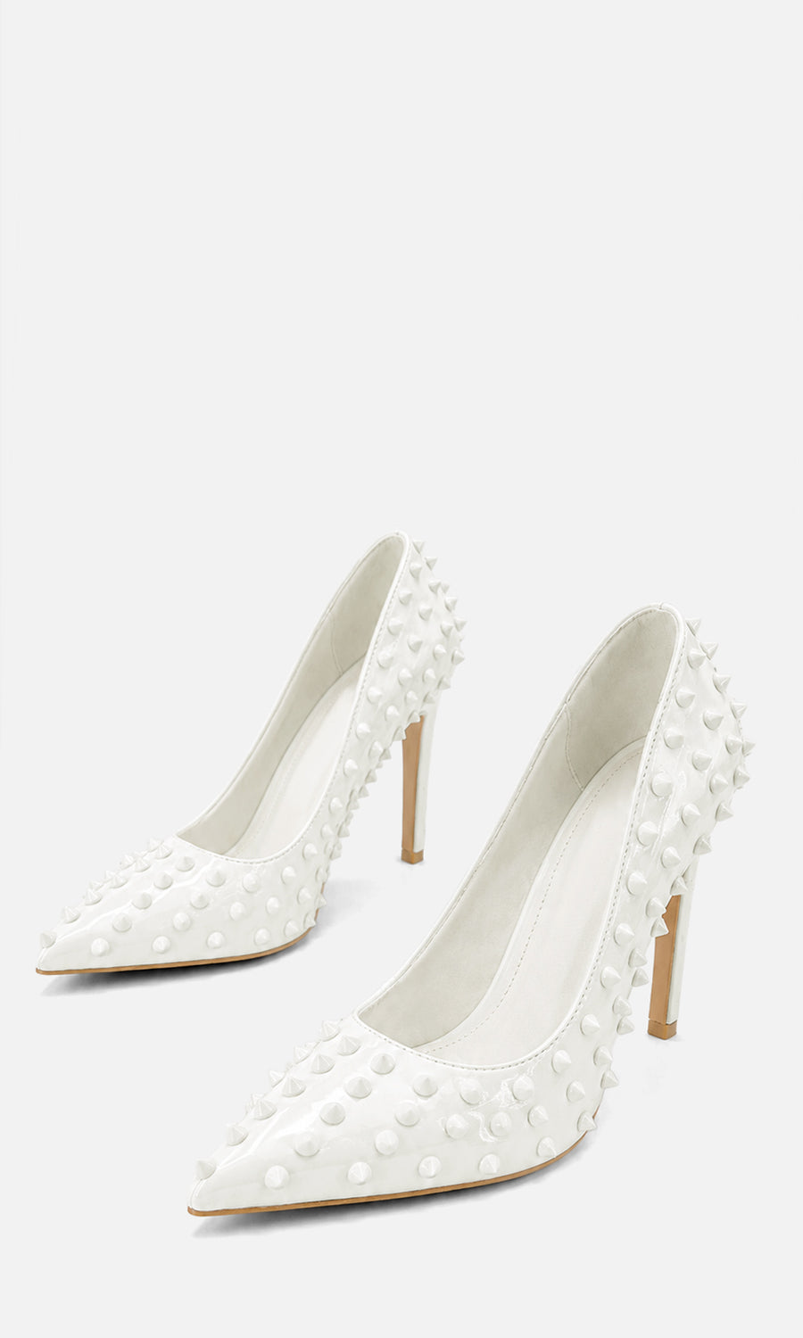 Zapatillas ROXY blancas de punta con tacón alto de aguja y estoperoles blancos, combinadas con blazer y look total white elegante