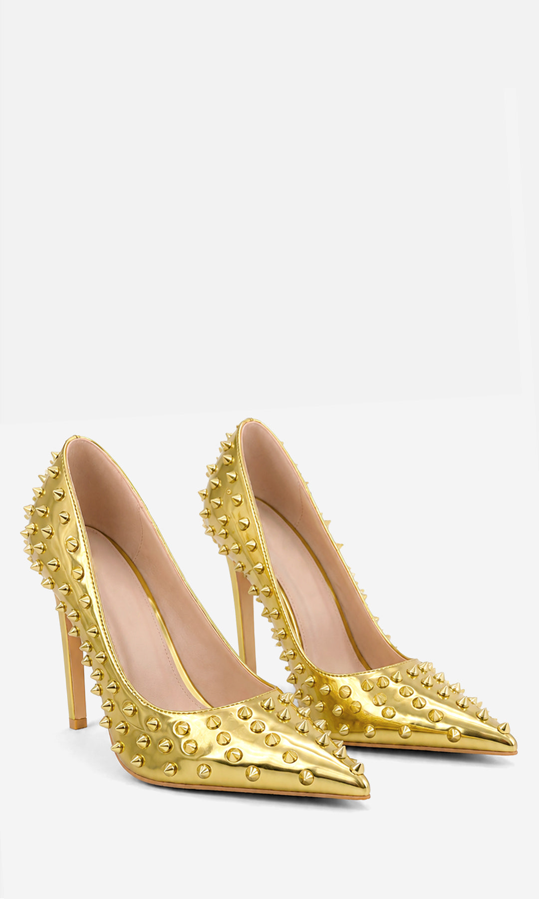 Zapatillas ROXY DORADO de charol metálico con estoperoles dorados, punta afilada y tacón de aguja de 11 cm, mostradas en vista tres cuartos