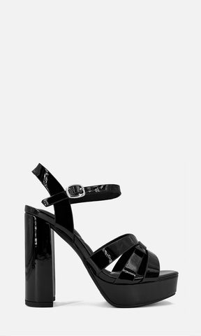 Plataforma SABINE NEGRO de charol en perfil, con tiras cruzadas, punta abierta, pulsera al tobillo con hebilla, plataforma de 2.5 cm y tacón cuadrado de 11.5 cm