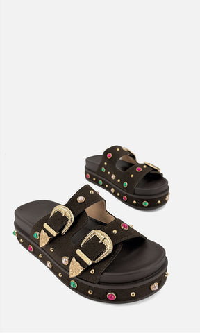 Sandalias GENEVA CAFE para mujer en gamuza rugosa con doble hebilla dorada, pedrería multicolor y suela de 3 cm, vista tres cuartos