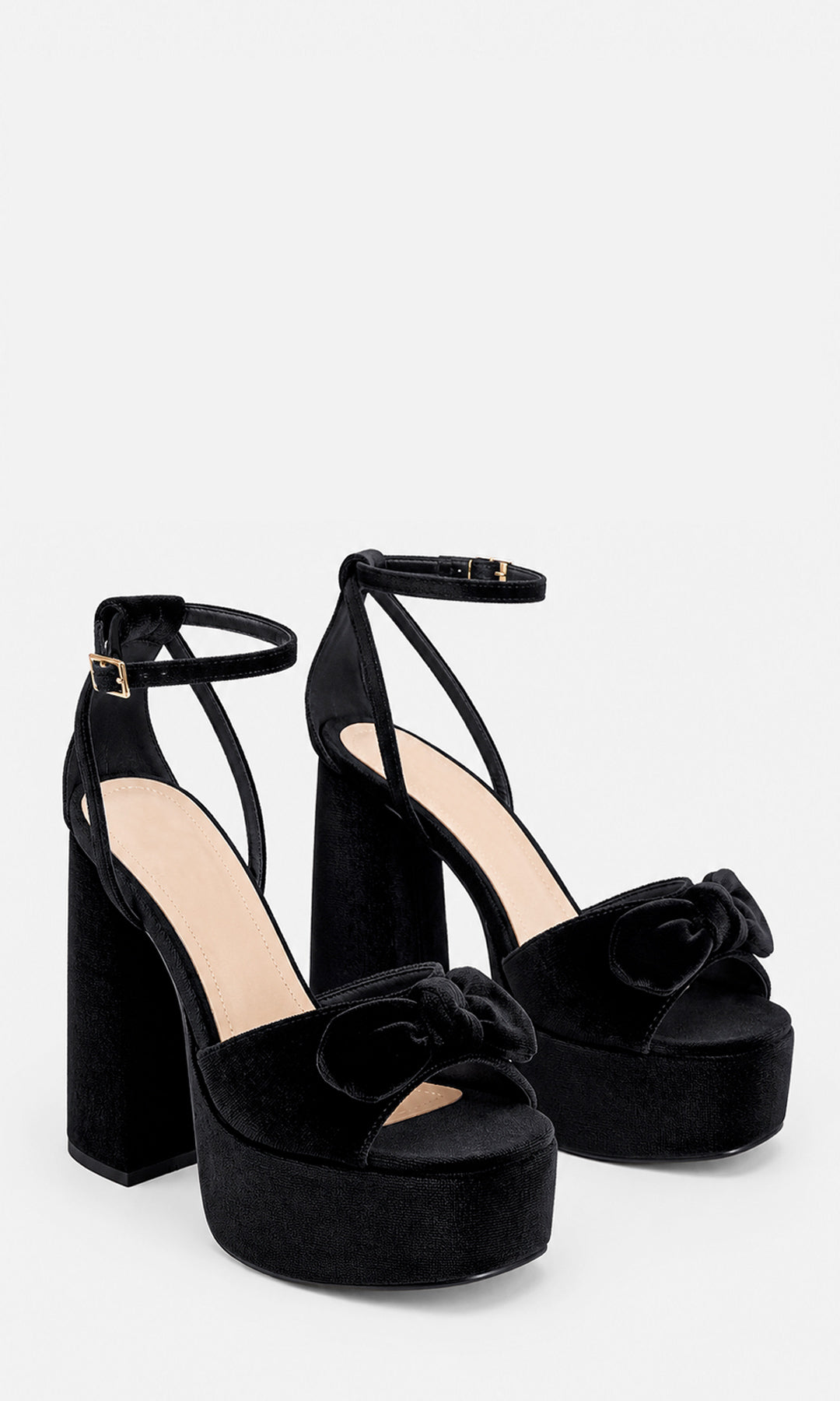 Sandalias de plataforma SEDUCTIVE NEGRO en terciopelo, con moño frontal, pulsera al tobillo, plataforma de 4.5 cm y tacón ancho de 15 cm, mostradas en vista tres cuartos 