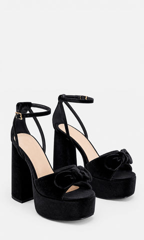 Sandalias de plataforma SEDUCTIVE NEGRO en terciopelo, con moño frontal, pulsera al tobillo, plataforma de 4.5 cm y tacón ancho de 15 cm, mostradas en vista tres cuartos 