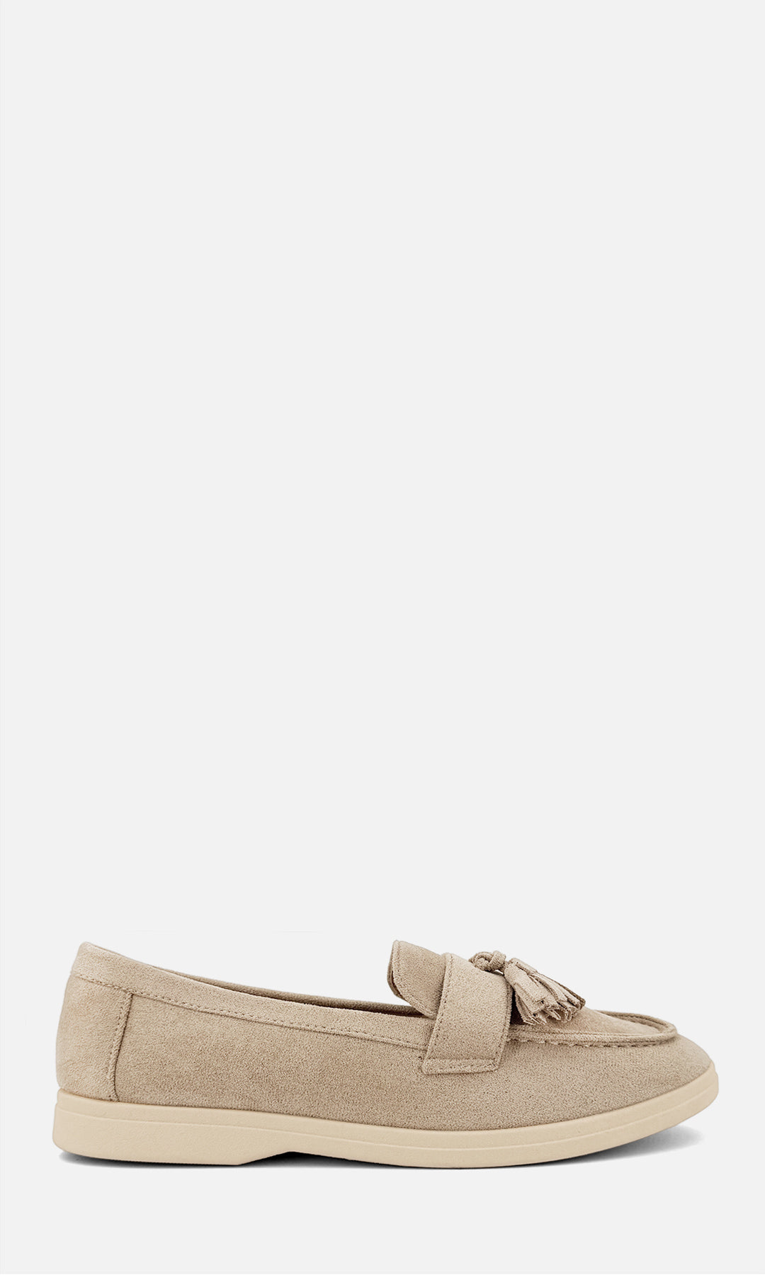 Mocasín SINATRA NUDE de gamuza en vista lateral, con borlas decorativas, silueta clásica y tacón bajo de 2 cm