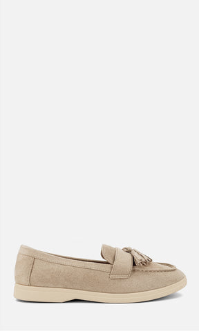 Mocasín SINATRA NUDE de gamuza en vista lateral, con borlas decorativas, silueta clásica y tacón bajo de 2 cm