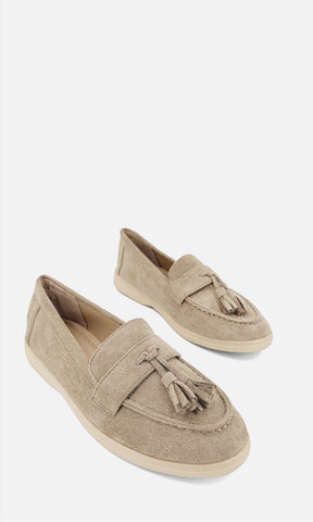 Par de mocasines SINATRA NUDE de gamuza en vista tres cuartos, con borlas frontales, empeine clásico y acabado suave en tono nude
