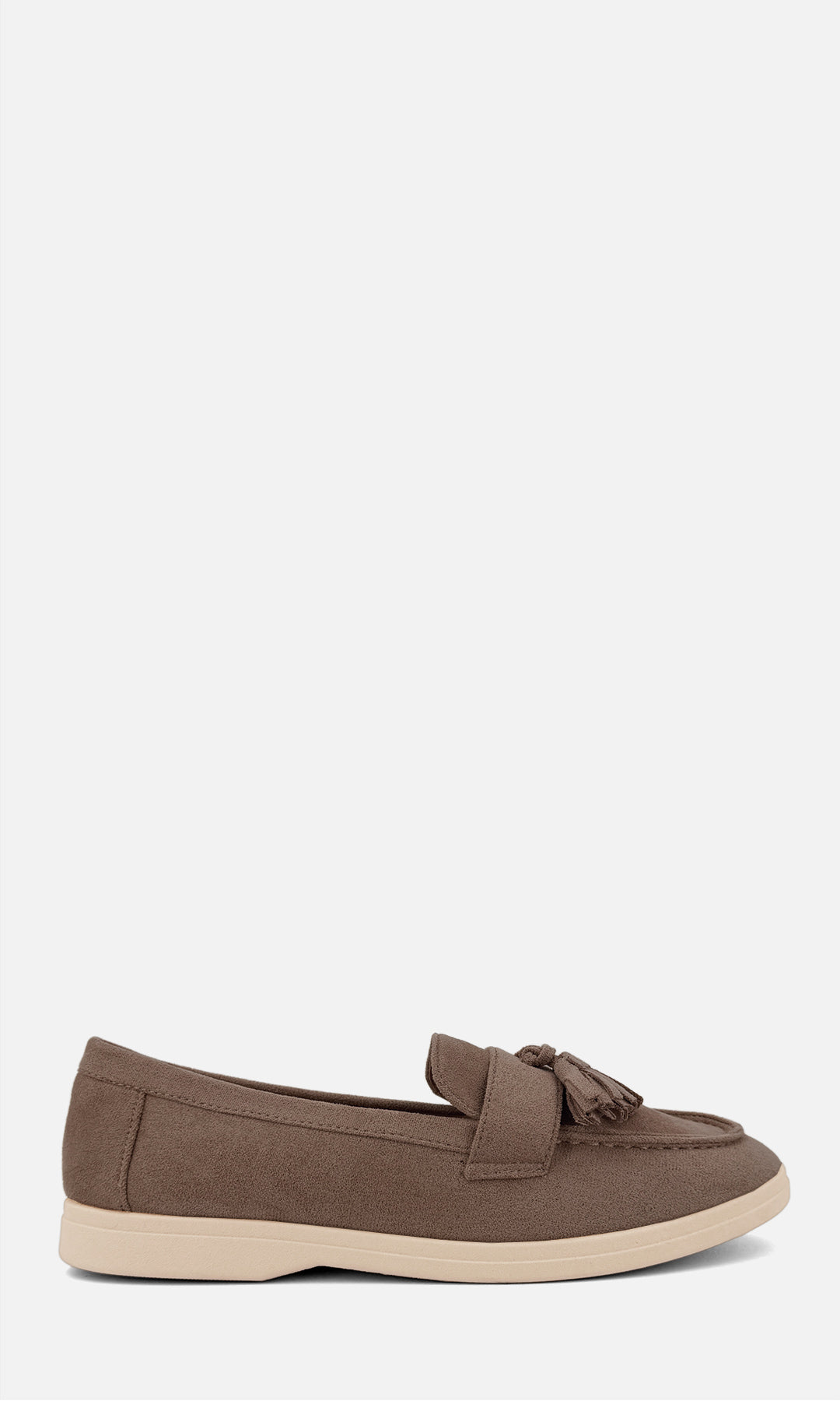 Mocasín SINATRA TAUPE de gamuza en vista lateral, con borlas decorativas, silueta clásica y tacón bajo de 2 cm