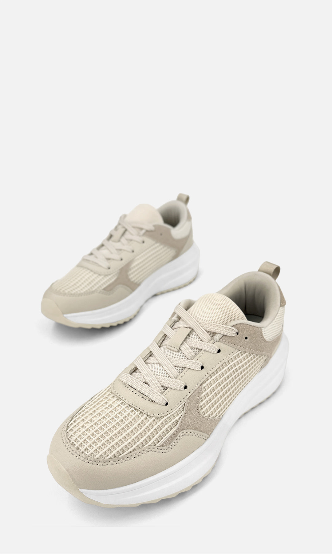 Sneakers NAOMI BLANCO MARFIL para mujer con paneles multitextura, agujetas al tono y suela chunky, vista tres cuartos