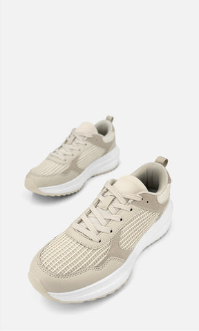Sneakers NAOMI BLANCO MARFIL para mujer con paneles multitextura, agujetas al tono y suela chunky, vista tres cuartos