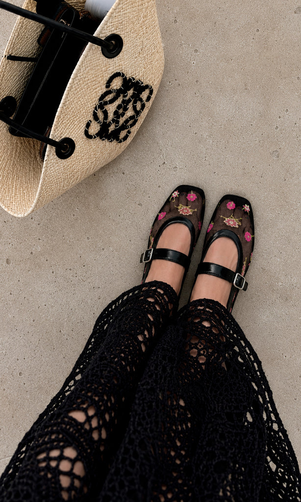 Zapatos planos SUGAR negros con malla transparente, bordado floral y correa al empeine, ideales para un outfit de crochet con inspiración resort.