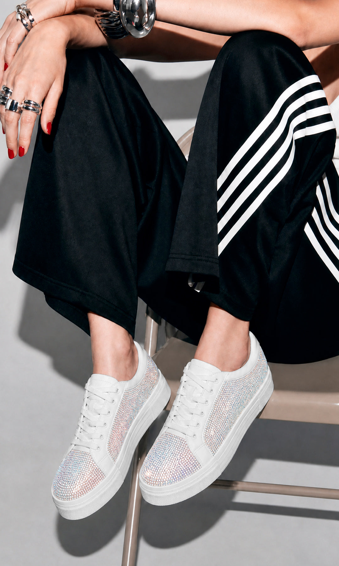 Tenis TATIANA blancos con brillos iridiscentes y suela plataforma, combinados con pantalón negro en un look casual chic