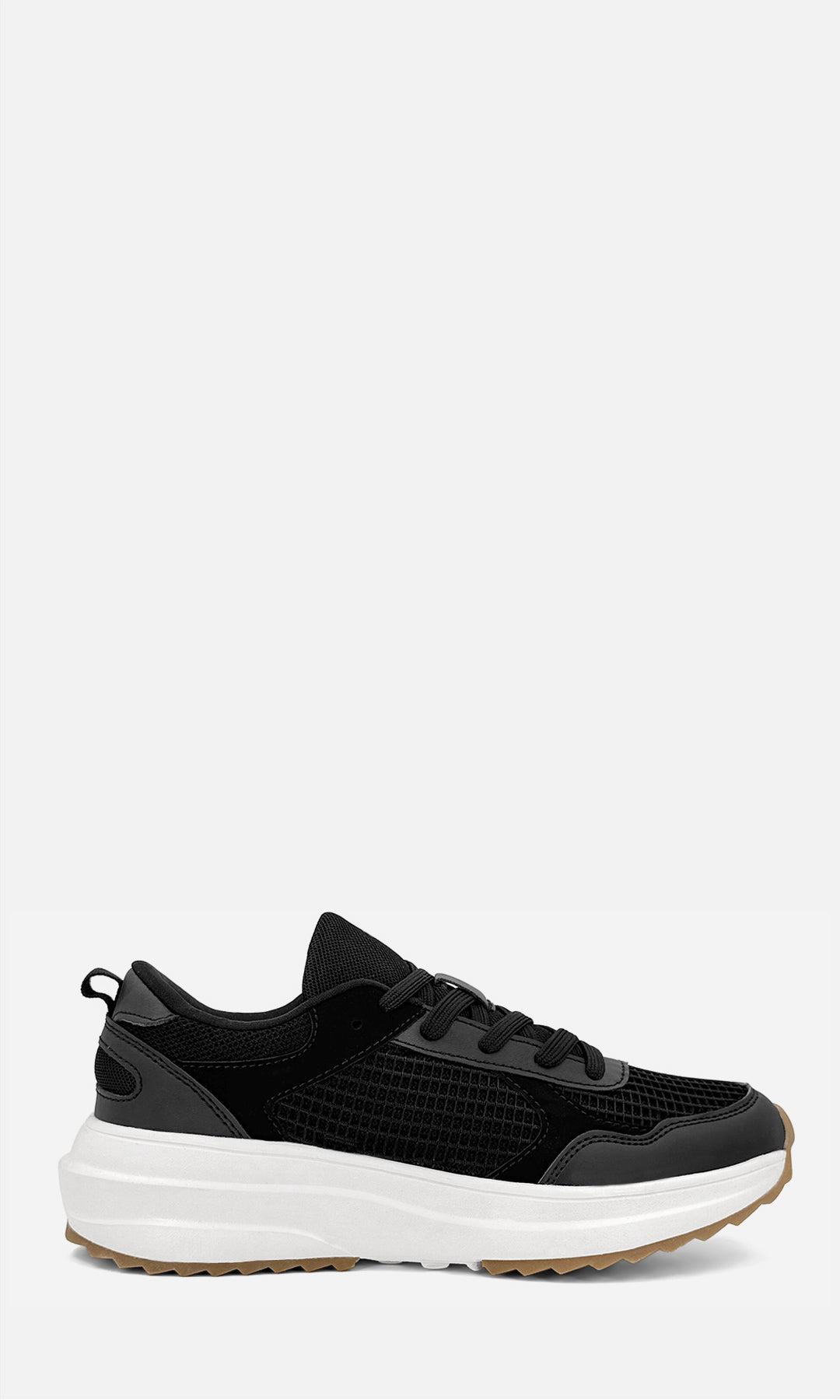 Tenis NAOMI NEGRO para mujer con exterior multitextura, paneles de malla, plataforma de 2.5 cm y tacón de 4.5 cm, vista lateral