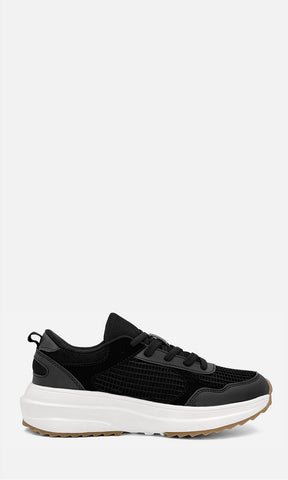 Tenis NAOMI NEGRO para mujer con exterior multitextura, paneles de malla, plataforma de 2.5 cm y tacón de 4.5 cm, vista lateral