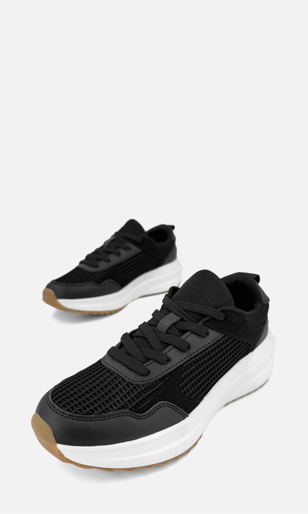 Tenis NAOMI NEGRO para mujer con paneles multitextura, malla al tono, agujetas y suela chunky blanca, vista tres cuartos
