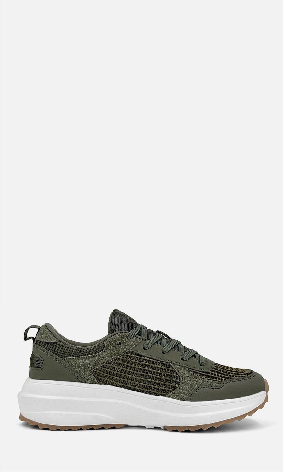 Tenis Naomi verde olivo para mujer con textura de malla, suela blanca en look urbano