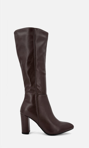 Bota alta TONIC CAFE de vinipiel en vista lateral, con silueta estilizada, punta afinada y tacón ancho de 8.5 cm
