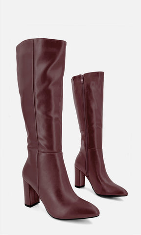 Par de botas altas TONIC ROJO VINO en vista tres cuartos, con diseño liso, cierre lateral, punta afinada y tacón ancho