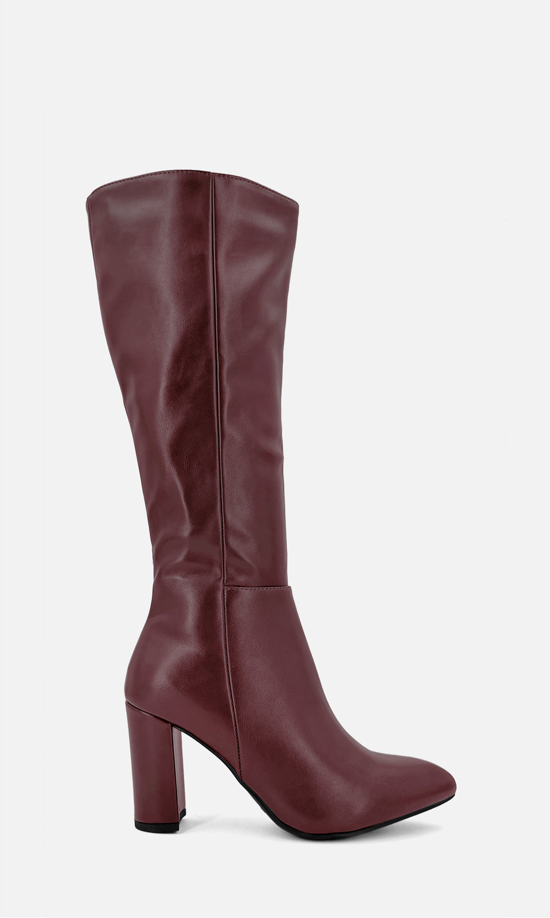 Bota alta TONIC ROJO VINO de vinipiel en vista lateral, con punta afinada, caña alta y tacón ancho de 8.5 cm