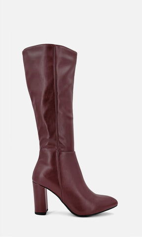 Bota alta TONIC ROJO VINO de vinipiel en vista lateral, con punta afinada, caña alta y tacón ancho de 8.5 cm