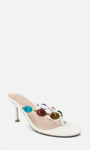 Sandalia de tacón tipo thong TRIBECCA BLANCO de vinipiel en perfil, con joyería 3D multicolor en las tiras y tacón fino de 8 cm