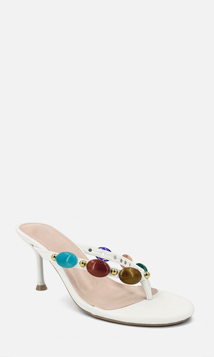 Sandalia Tribeca blanca estilo mule, con tacón fino medio, punta abierta y tira delantera decorada con piedras multicolor y detalles dorados, combinada con jeans azules de bajo desflecado
