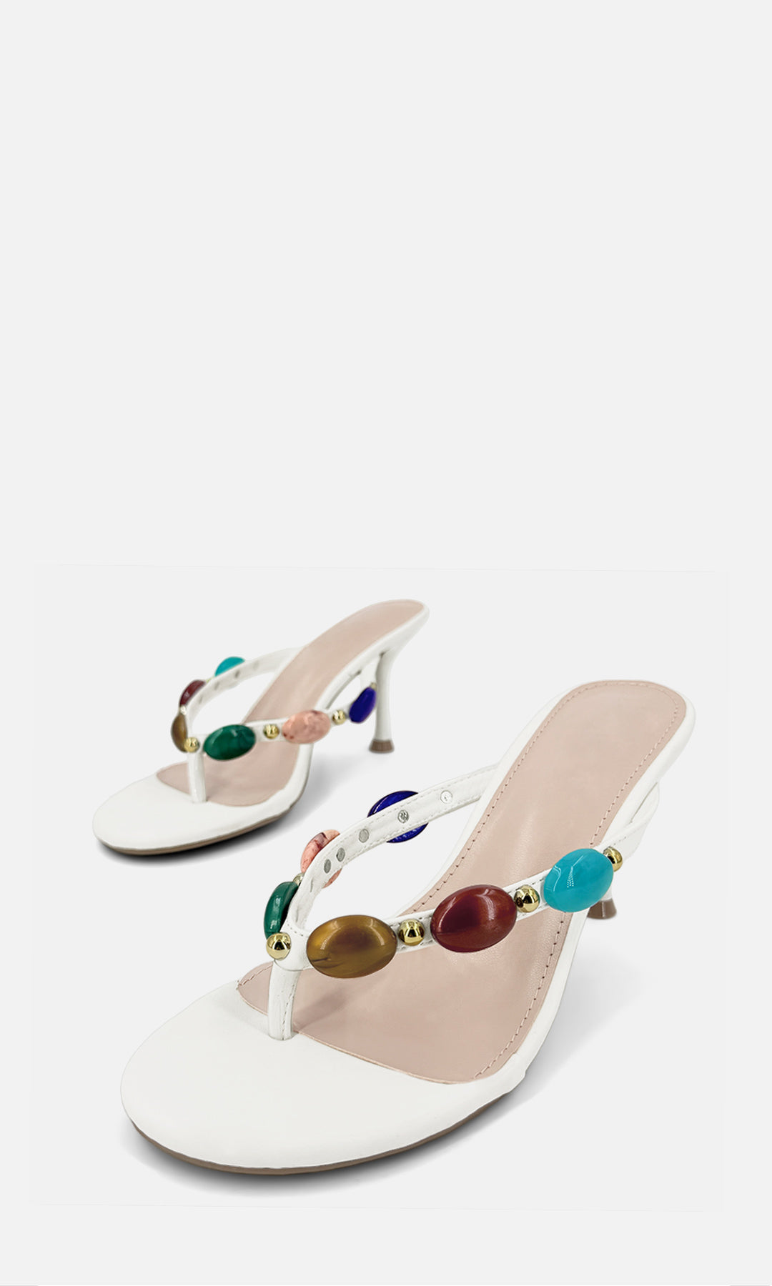 Par de sandalias de tacón tipo thong TRIBECCA BLANCO de vinipiel en vista 3/4, con joyería 3D multicolor en las tiras y tacón fino de 8 cm