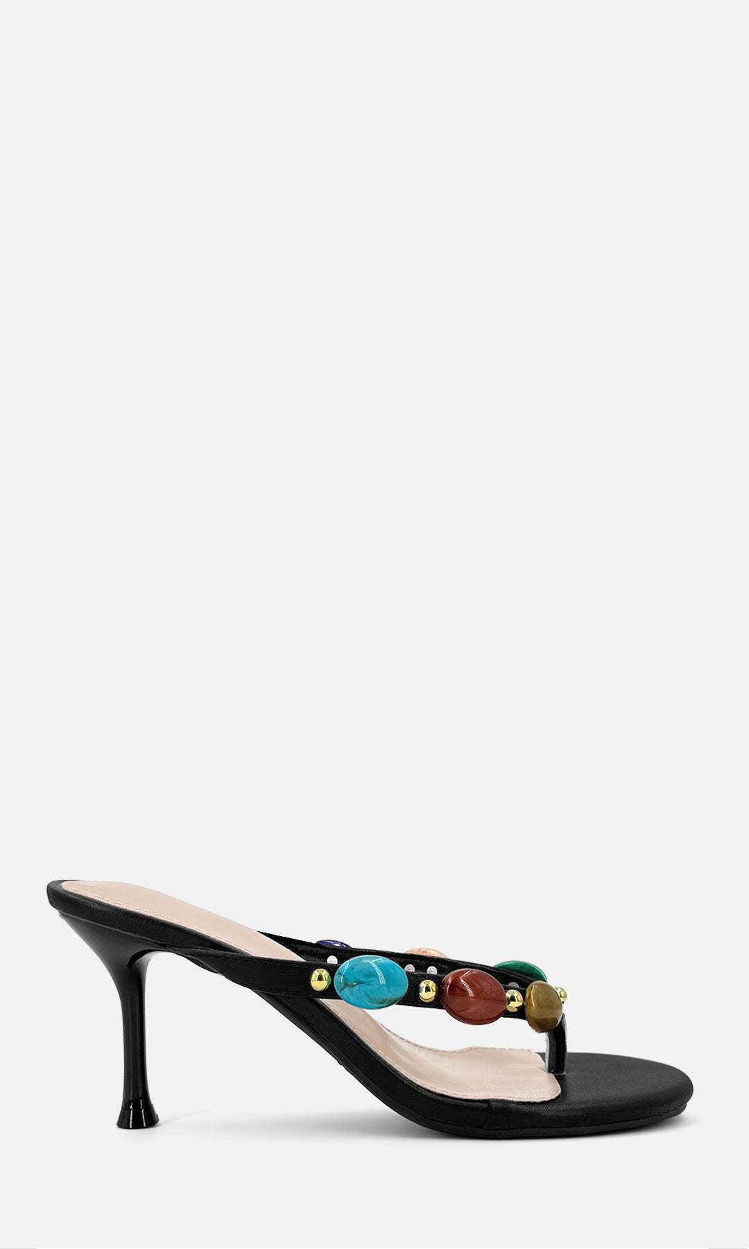 Sandalia de tacón tipo thong TRIBECCA NEGRO de vinipiel en perfil, con joyería 3D multicolor en las tiras y tacón fino de 8 cm