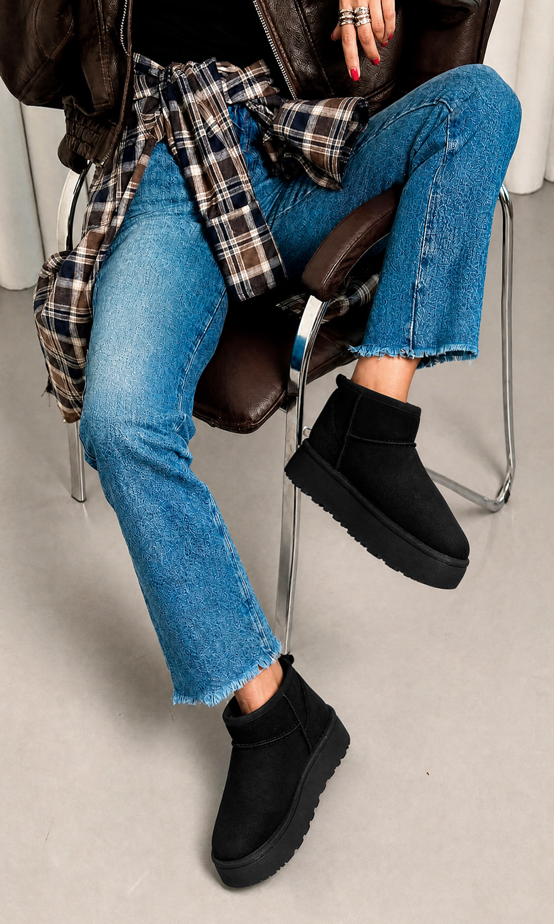 Botines WINTER negros de gamuza con plataforma y suela gruesa, combinados con jeans azules y prendas a cuadros en un look casual de temporada