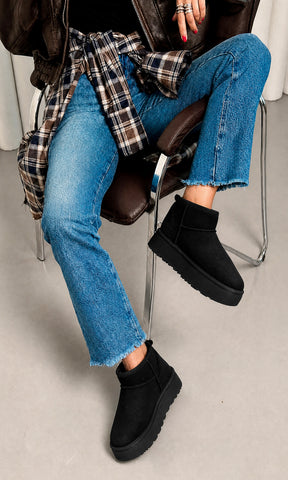 Botines WINTER negros de gamuza con plataforma y suela gruesa, combinados con jeans azules y prendas a cuadros en un look casual de temporada
