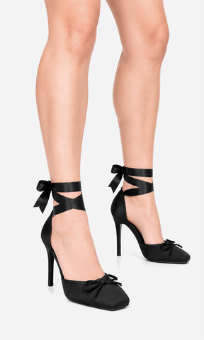 Zapatillas balletcore MADAMME NEGRO con moño frontal y listones de satín anudados al tobillo, vista tres cuartos