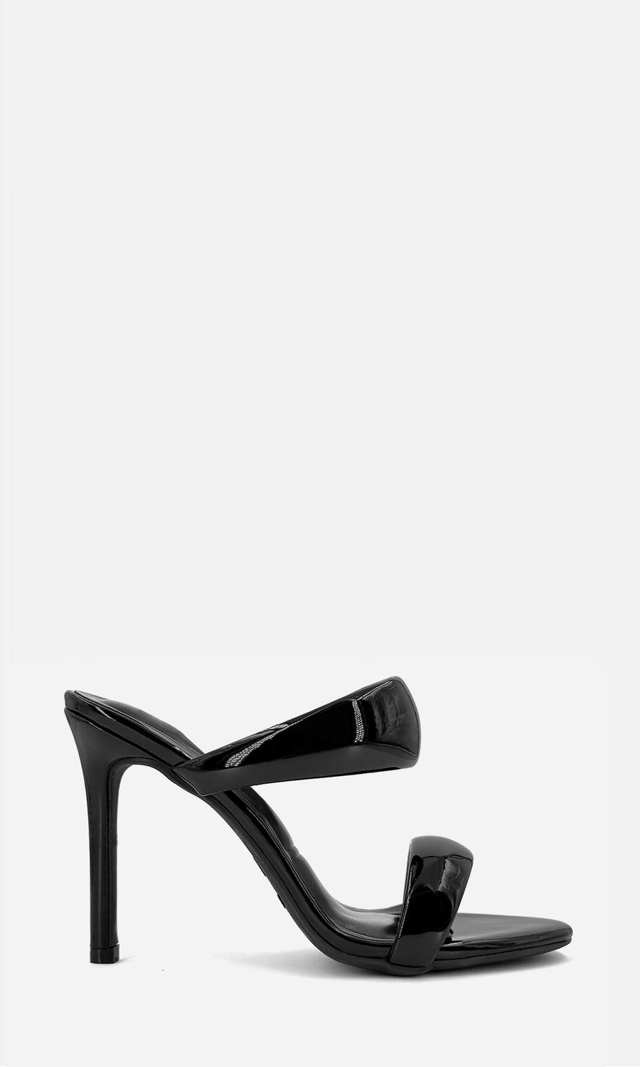 Zapatillas Polish negras de tacón alto con doble tira brillante, combinadas con vestido negro en un look elegante de noche