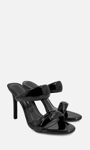 Zapatillas POLISH NEGRO de charol brillante con doble tira, punta abierta y tacón de 10.5 cm, vista tres cuartos