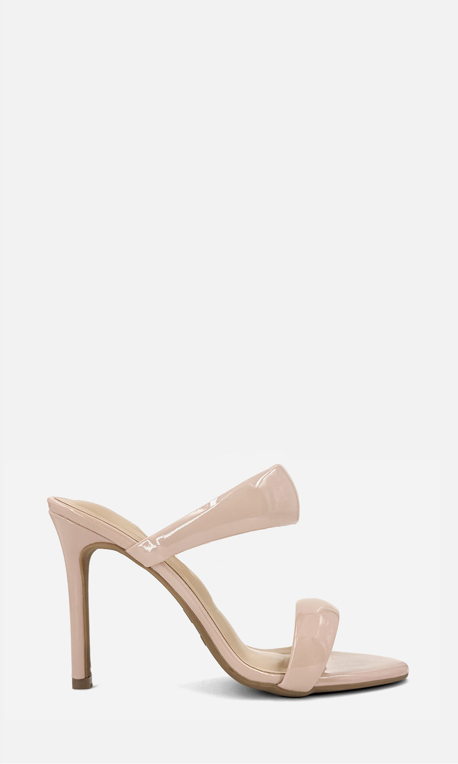 Zapatillas Polish color nude de tacón fino con doble tira acolchada, combinadas con vestido blanco en un estilismo femenino y minimalista