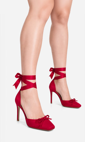 Zapatillas balletcore MADAMME ROJO con moño frontal y listones de satín atados al tobillo, vista tres cuartos