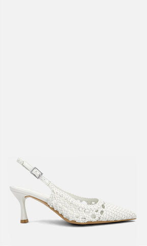Zapatilla slingback AURORA blanca para mujer con tejido sintético trenzado, punta fina, destalonada con hebilla ajustable y tacón de 7 cm